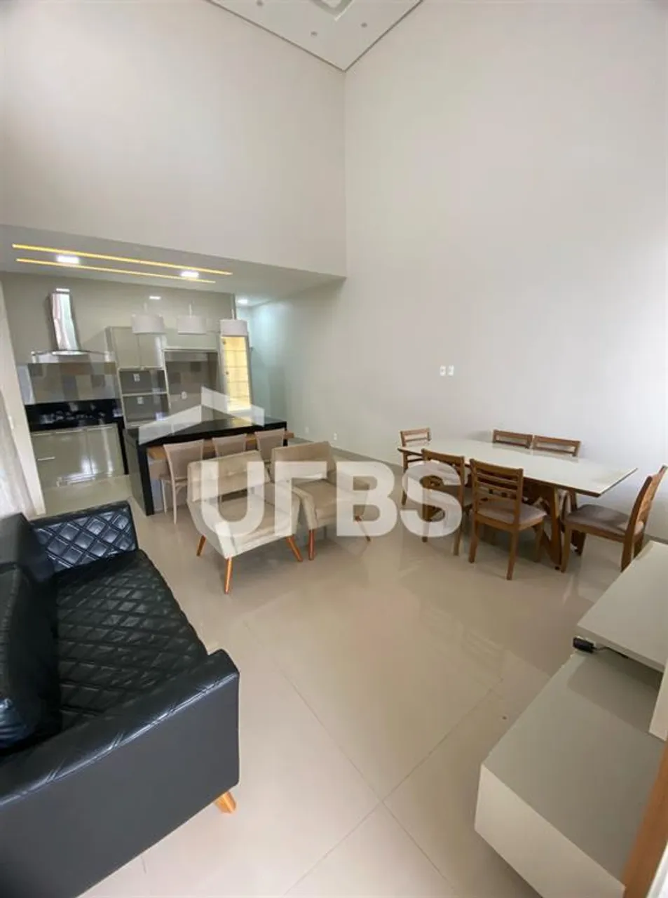 Encante-se com essa casa moderna e aconchegante , localizada em uma das quadras mais desej