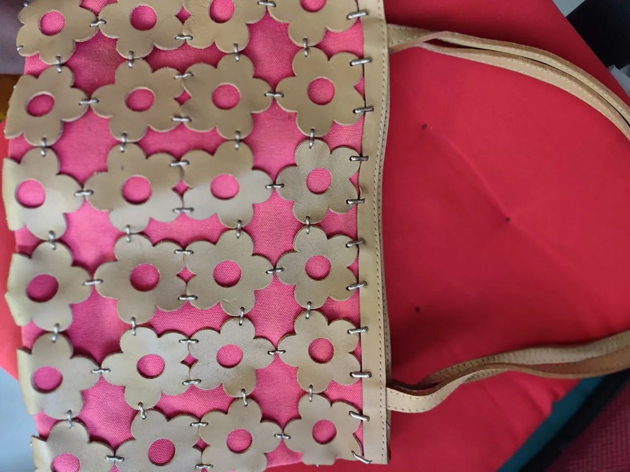 Bolsa de Ombro Rosa com Detalhes Florais
