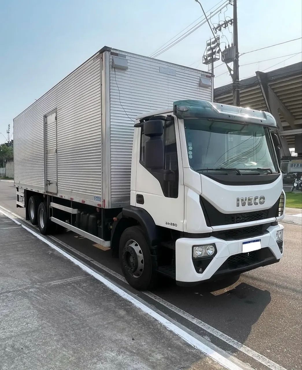 IVECO  240e28  Baú 