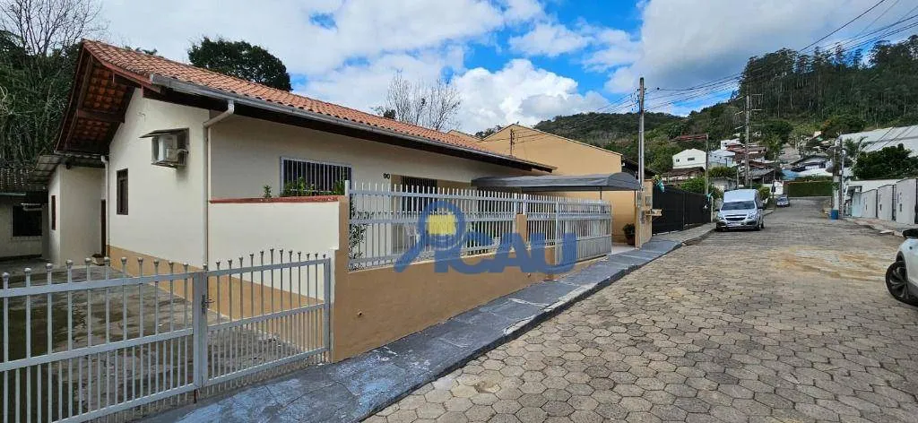 Casa com 2 kitnets a Velha
