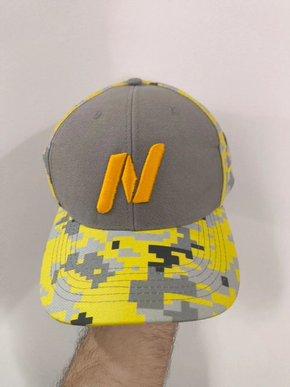 Boné amarelo camuflado
