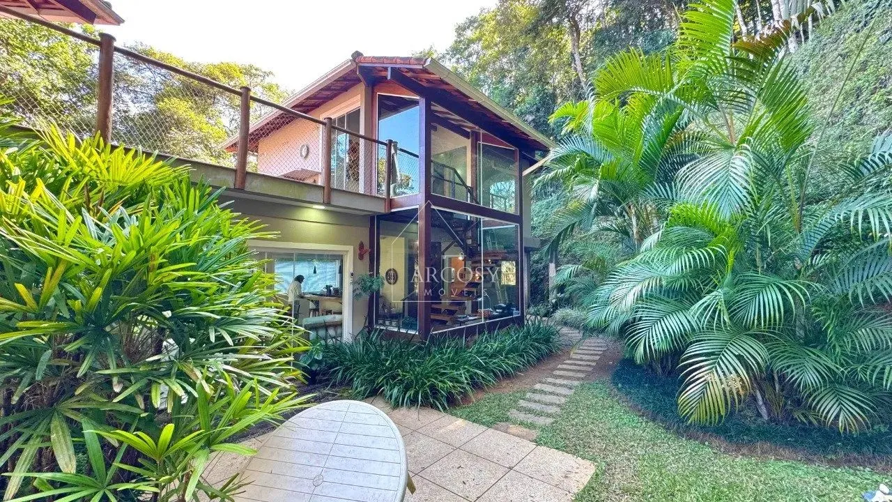 Charmosa casa em condomínio exclusivo a apenas 2 minutos do centro de Itaipava!