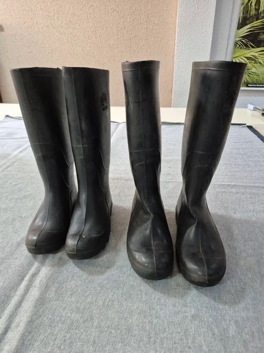 Dois pares de botas, numeração 42 e 37. - Foto 2