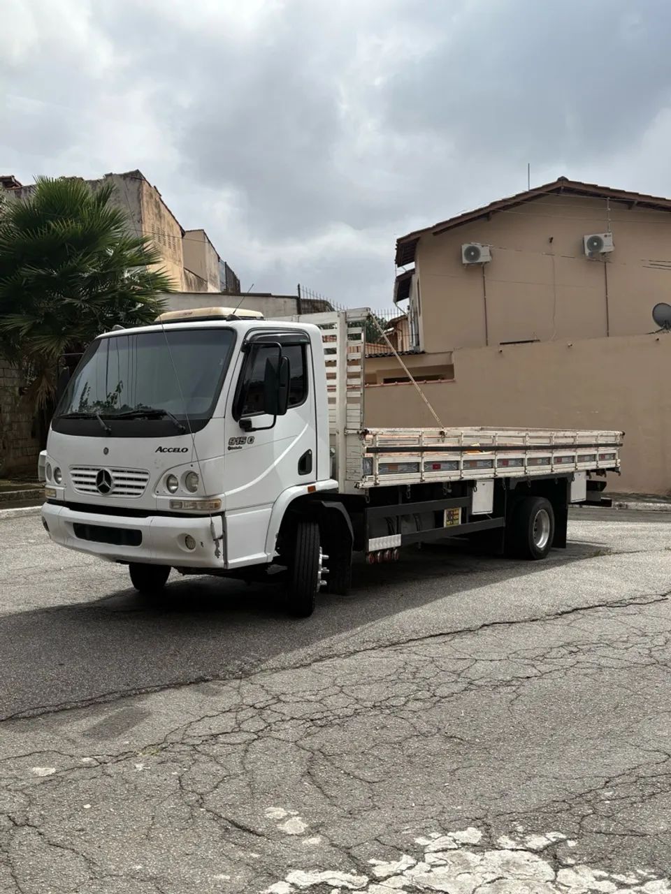 Accelo 915 carroceria 6.20 x 2.20