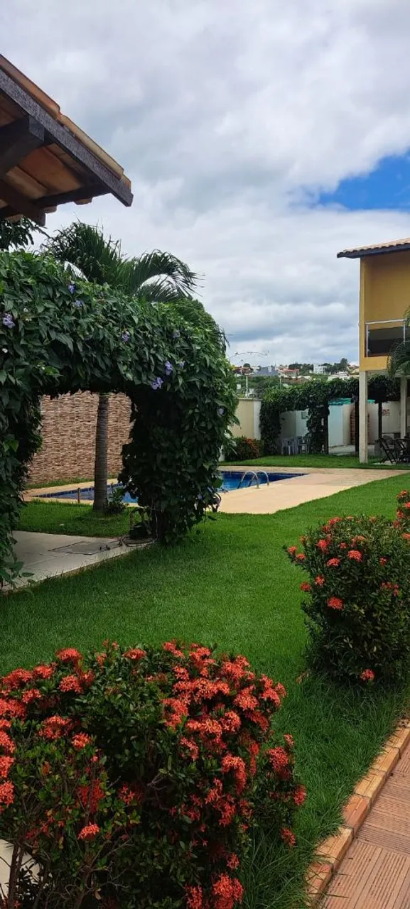 Casa de temporada com piscina e jardim exuberante