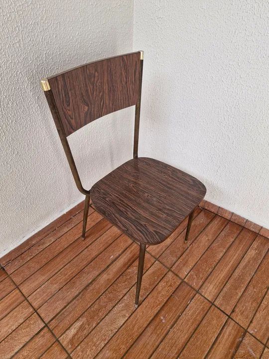 Cadeiras retrô: 4 de madeira com fórmica e 2 com assento acolchoado - Foto 4