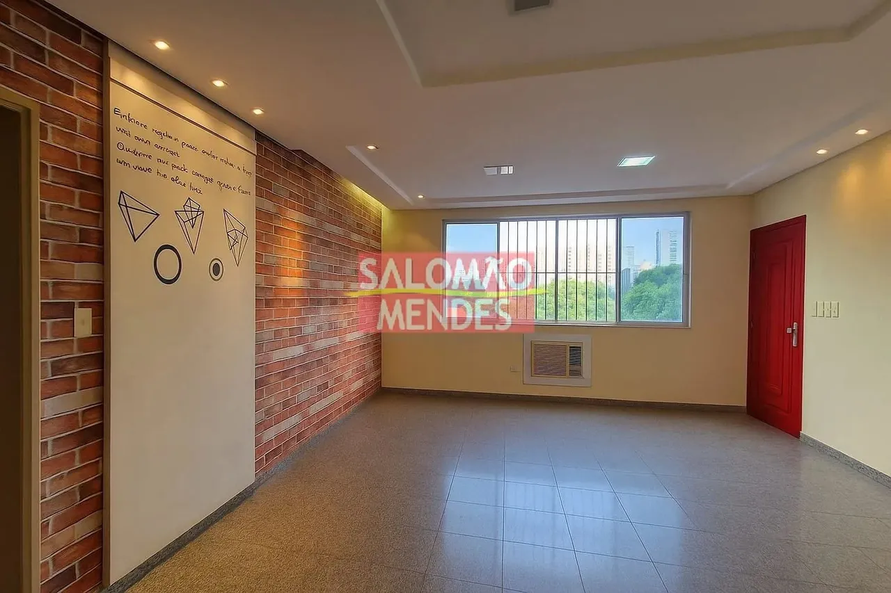 Apartamento único, super ventilado, com boa iluminação natural e excelente localização.