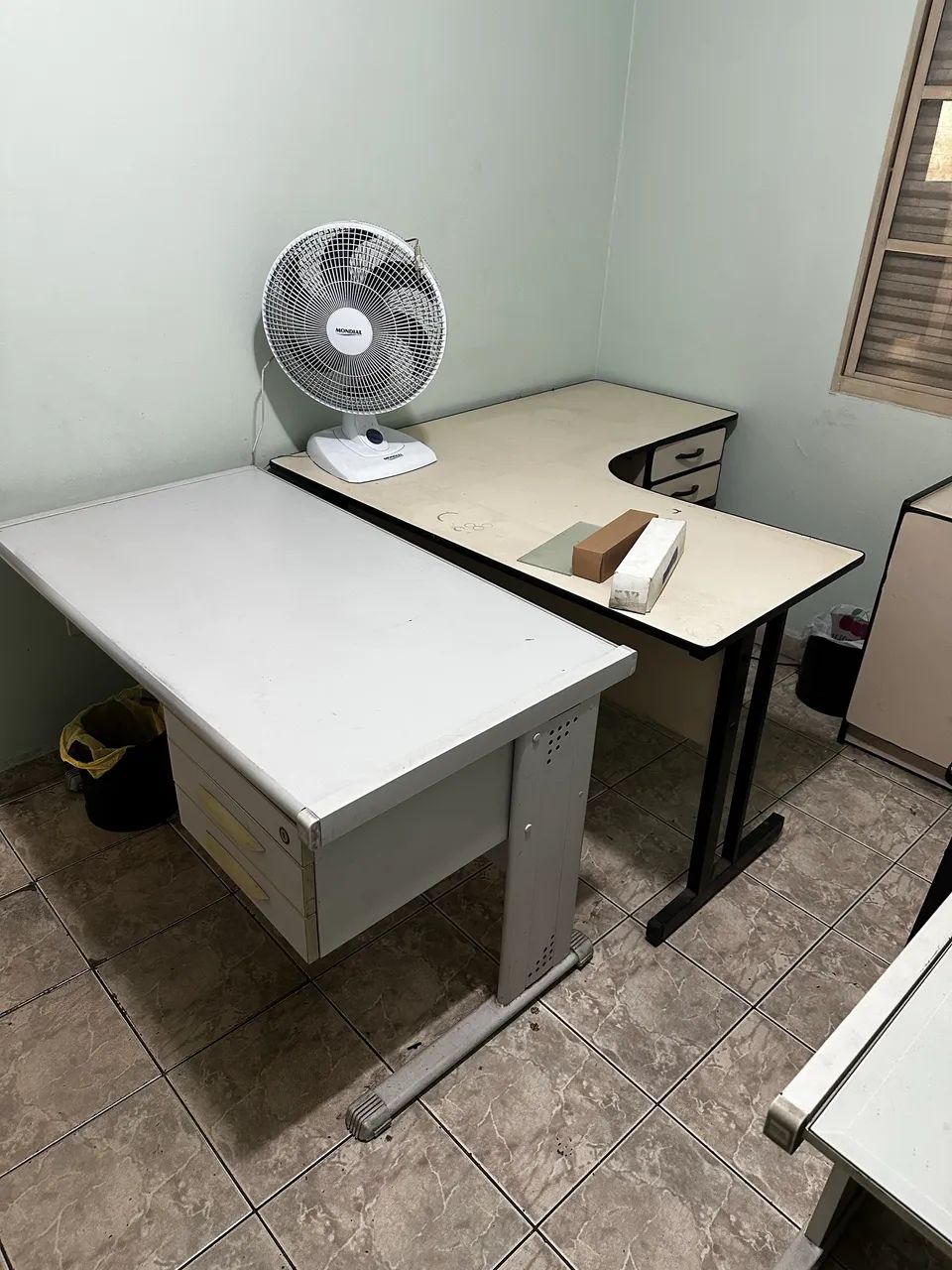 5 Mesas para escritório com 1 armário 