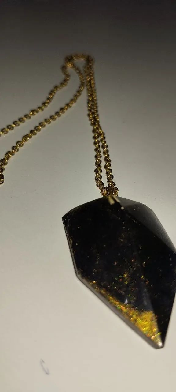 Colar de resina triângulo, cor: preto com brilhos