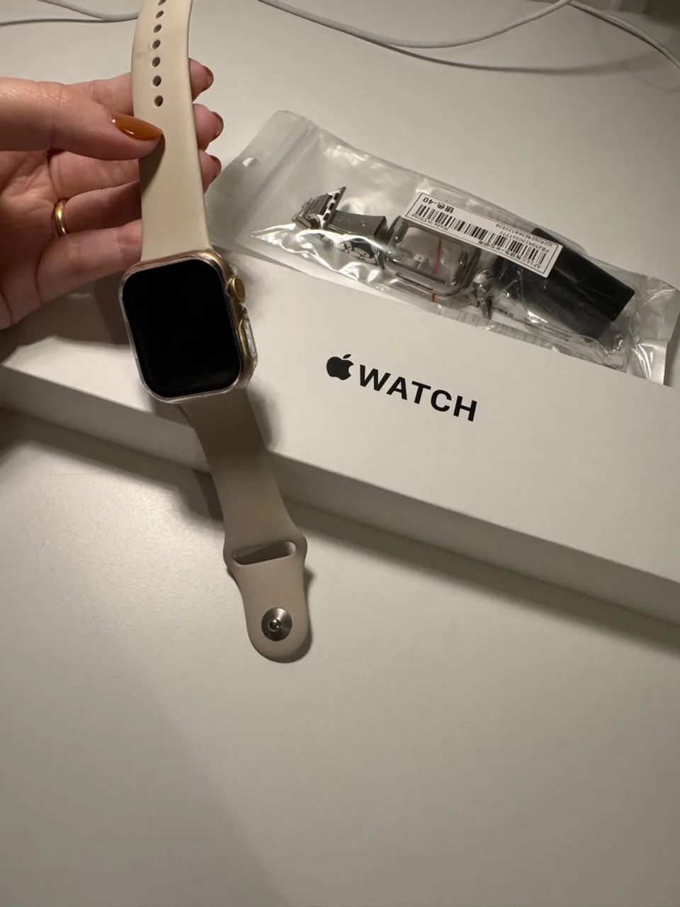 Apple Watch com pulseira bege