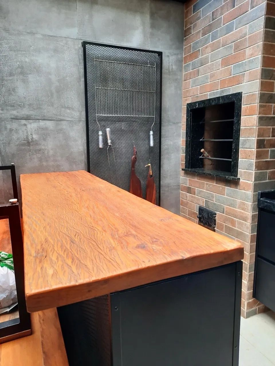 Balcão de bar industrial com estrutura em ferro e tampo em madeira - Foto 2