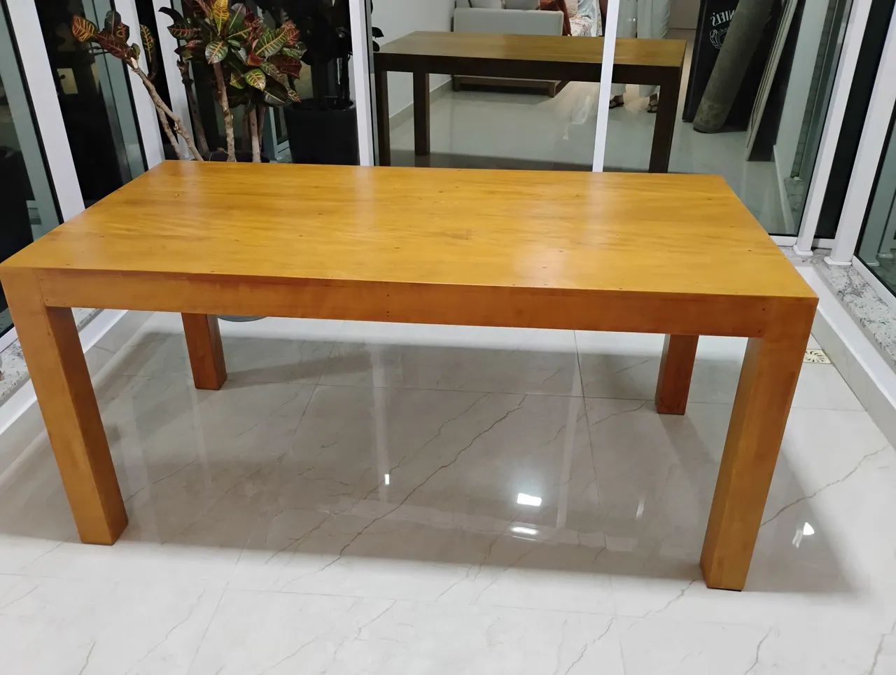 Mesa de jantar retangular em madeira maciça.64254013372547120