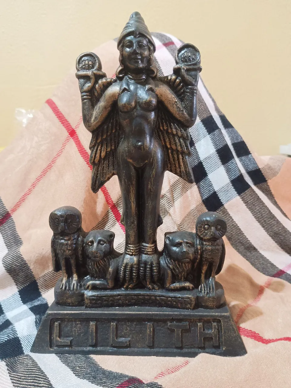 Estátua de Deusa Lilith em resina