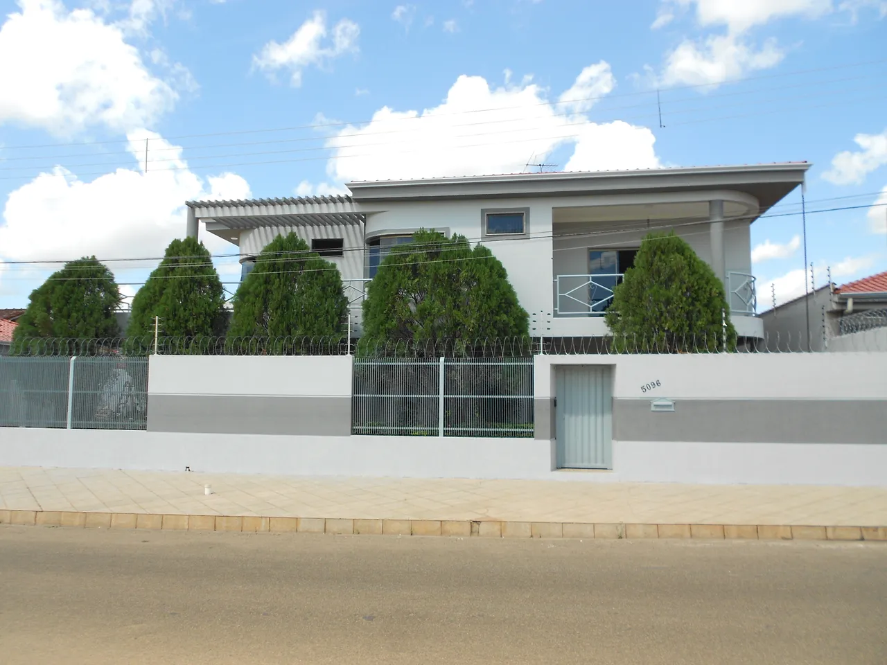 EXCELENTE CASA DE ALTO PADRÃO, PRÓXIMO A AV. GUAPORÉ.