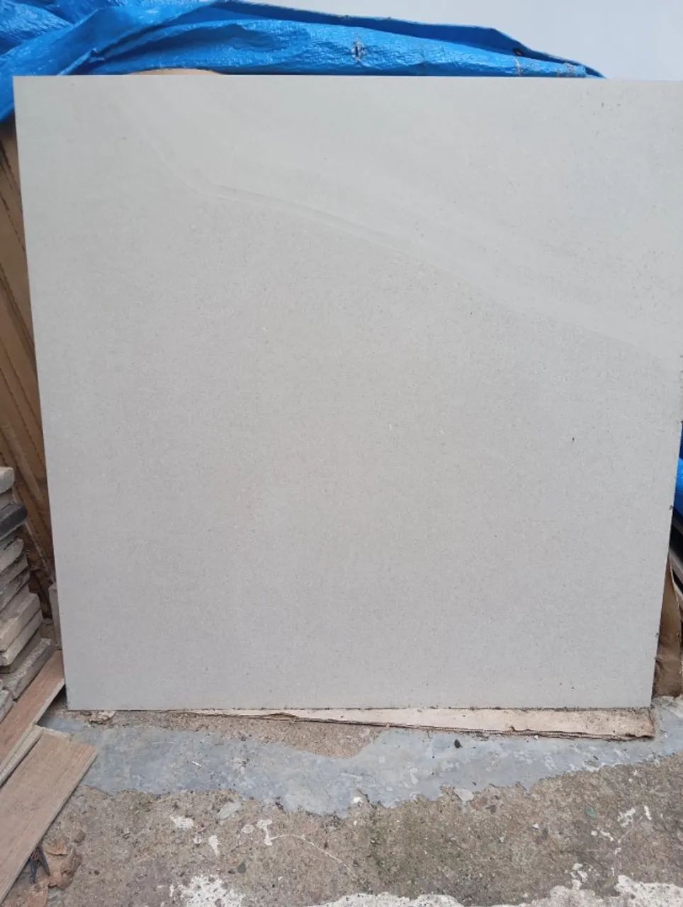 Quero vender , barbada piso porcelanato , marca Eliane são 54mt  tamanho 84X84