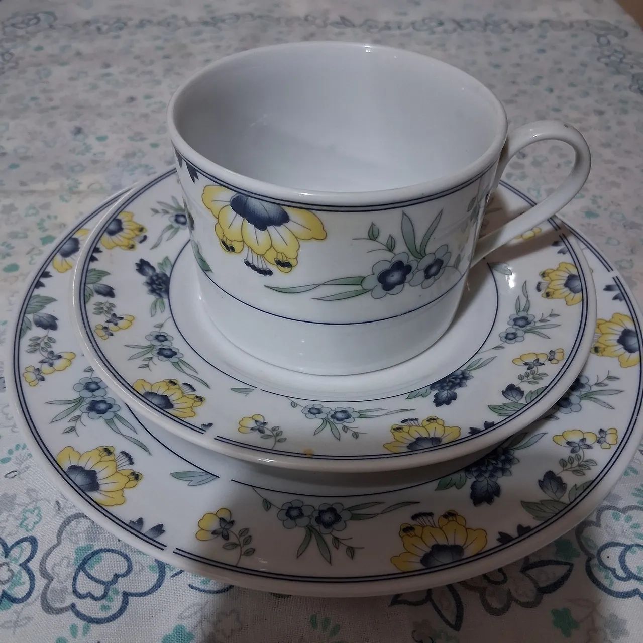 Trio porcelana Heritage  chá/ café  xícara,  pires e prato de sobremesas. 