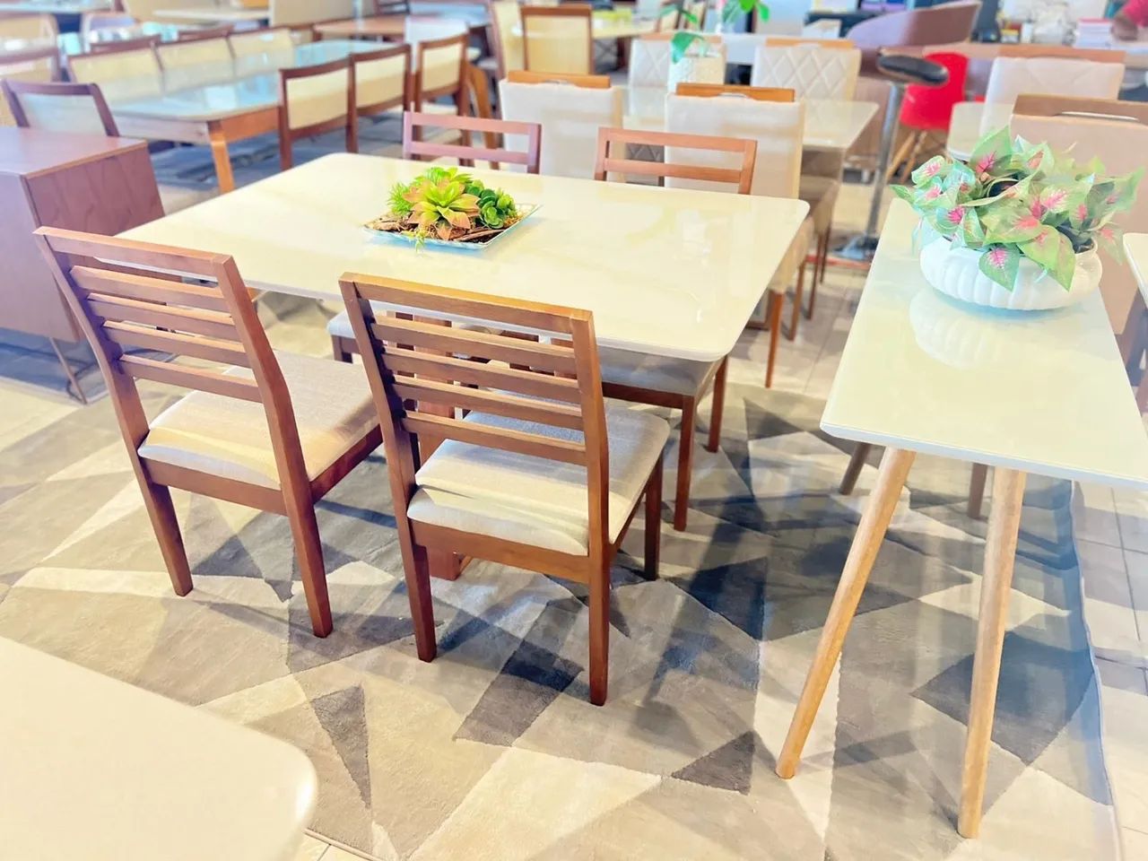 Conjunto de Mesa de Jantar Elegante e Moderno de madeira  - Foto 2