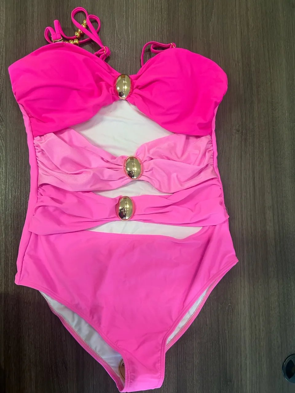Maiô rosa com detalhes dourados