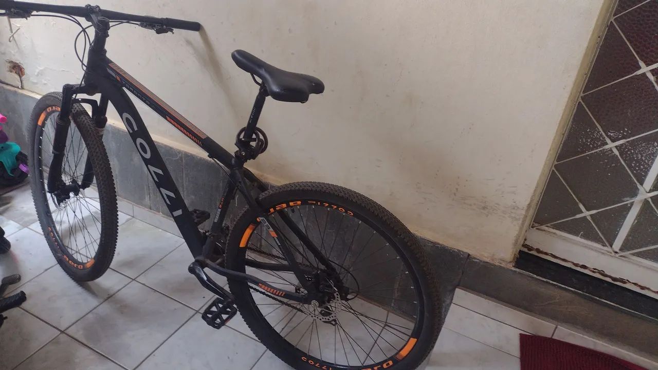 Vendo uma bicicleta de alumínio 21 marchas e aro 29.