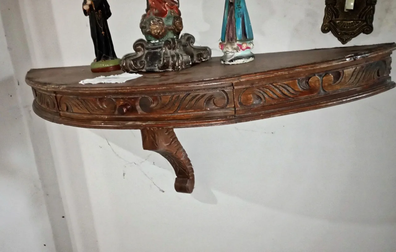 Antigo console de parede em madeira.
