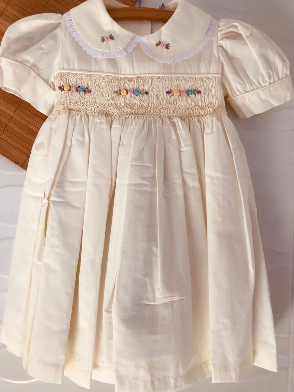 Vestido de festa bordado floral e detalhes em renascença 