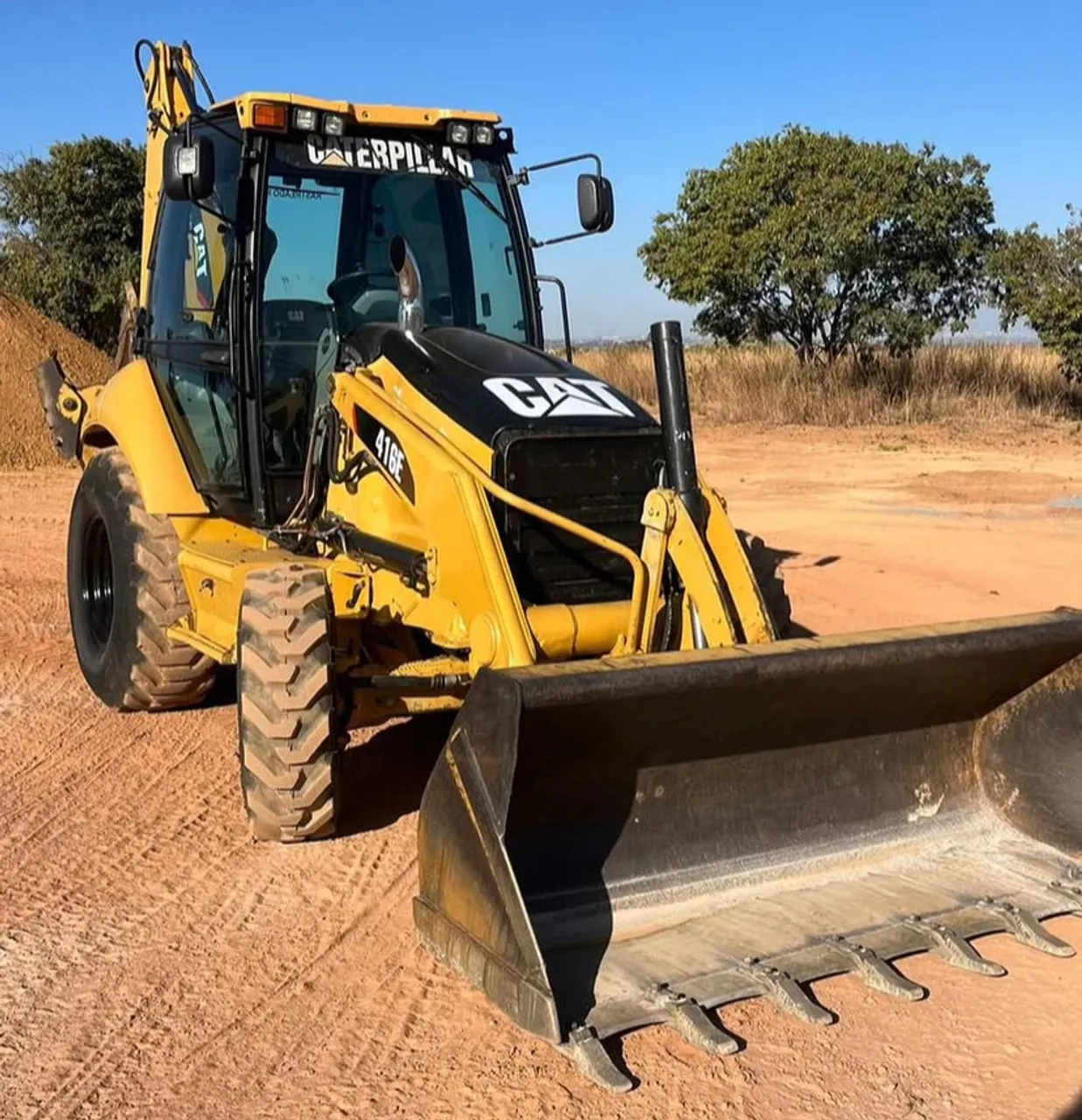 Retroescavadeira Caterpillar 416E à venda