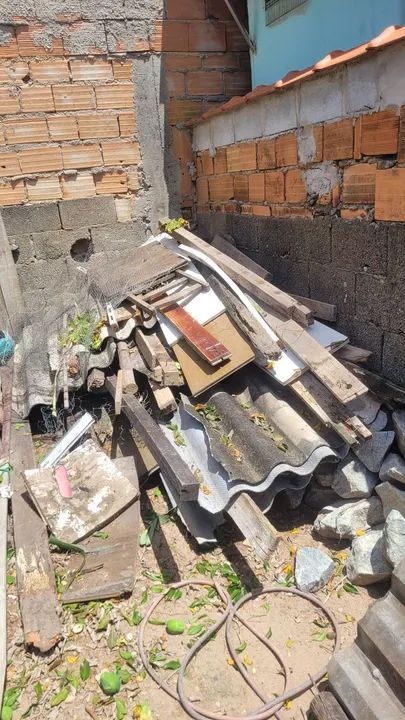 Telhas de zinco, pedaços de madeira, caixa d'água - Foto 2