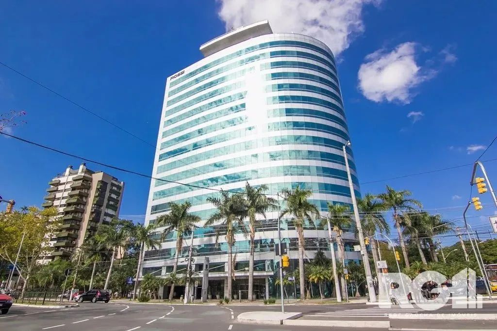 Conjunto de 165 m² mobiliado, com ar central, salas de reuniões, divisórias, bancadas com 