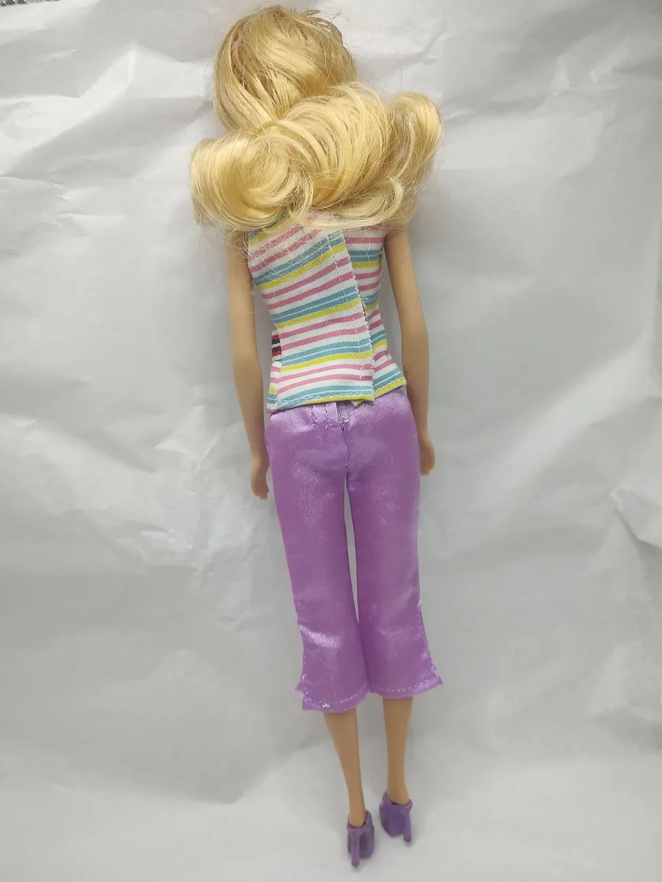 Boneca Barbie Loira com Roupa Colorida - Foto 3