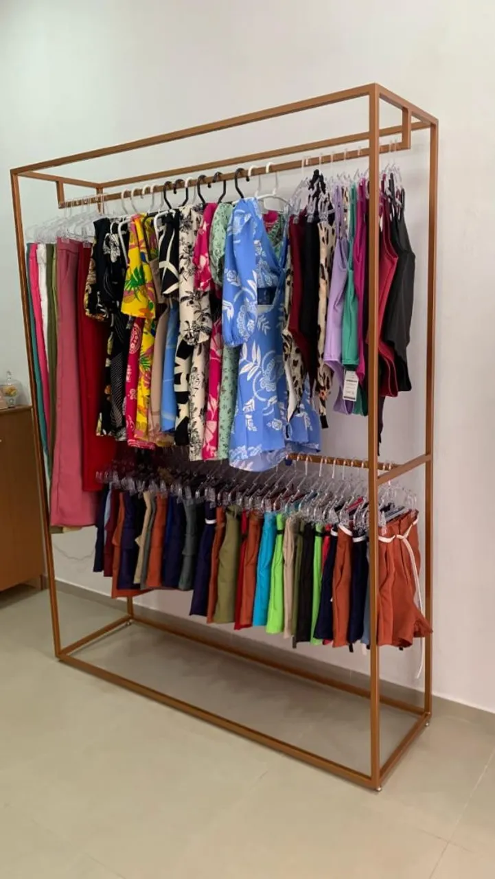 Arara de Roupas em Metal Dourado