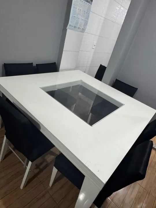 Mesa de jantar de madeira com vidro temperado 1,5m x 1,5m , com 4 cadeiras (já com capa) - Foto 2