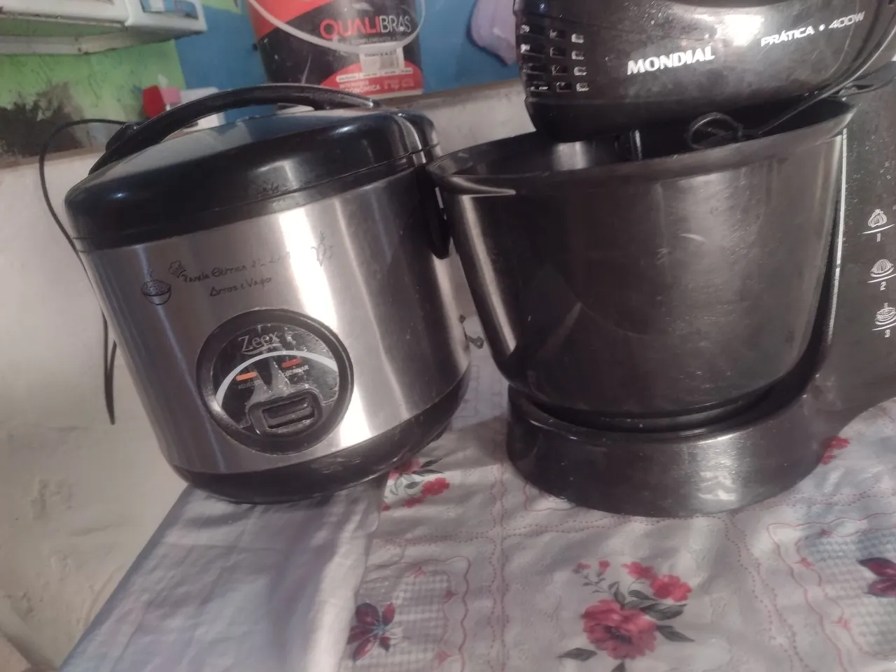 Vendo uma batedeira i uma panela elétrica 60 reais os dois não faço entrega *77