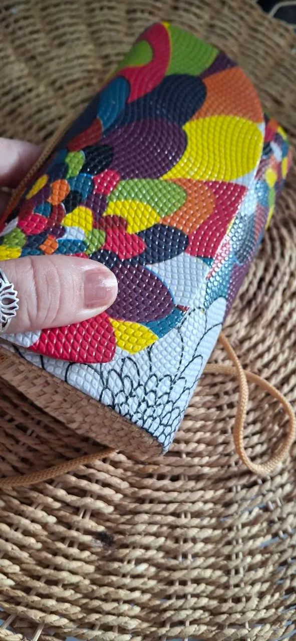 Bolsa colorida com design floral