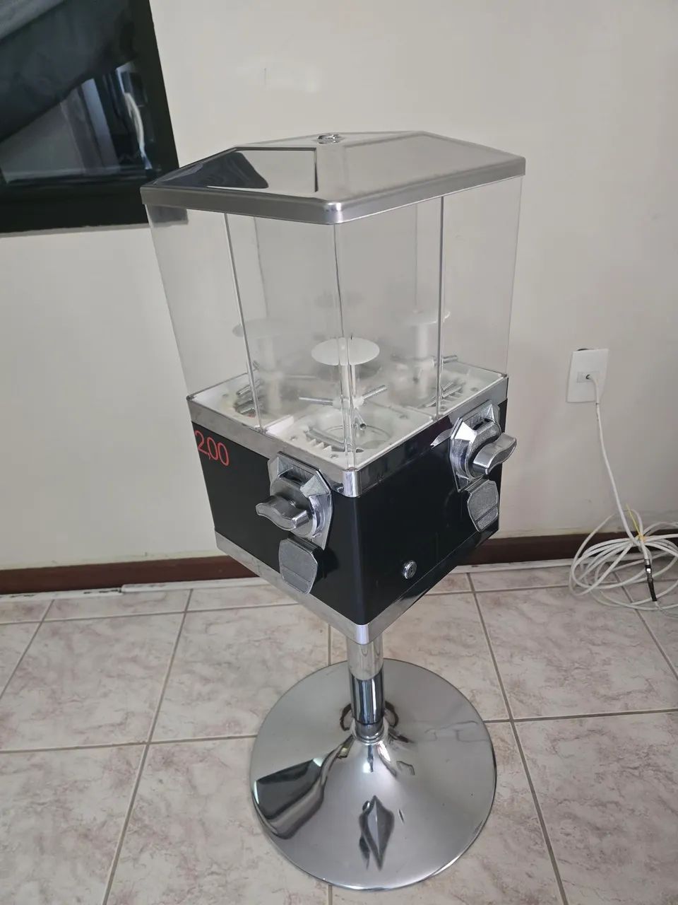 Oportunidade!! Máquina de bolinha pula pula ou chiclete com 4 compartimentos e tripé  - Foto 2