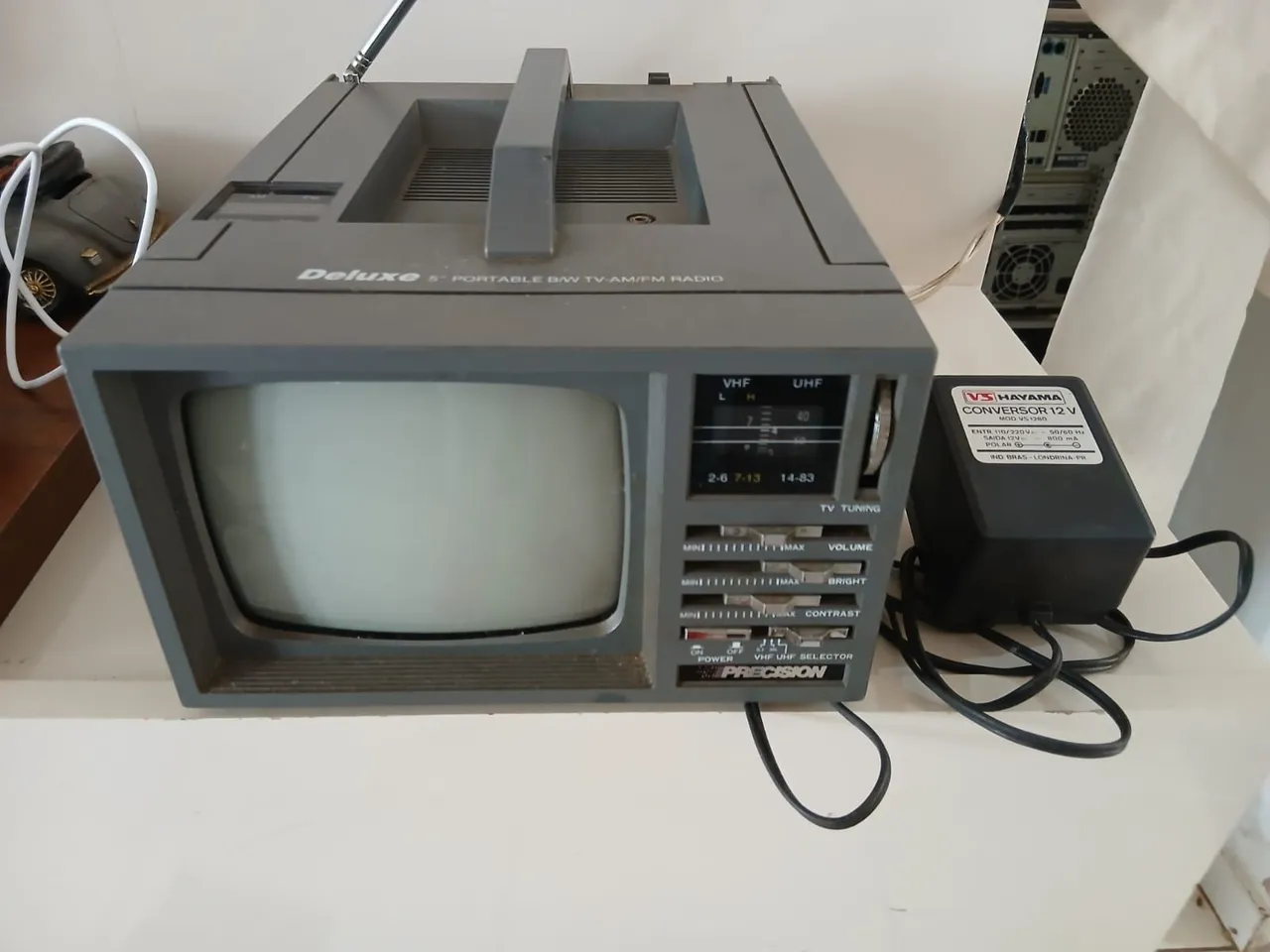 Antiga TV 2 em 1 portátil, funcionando.