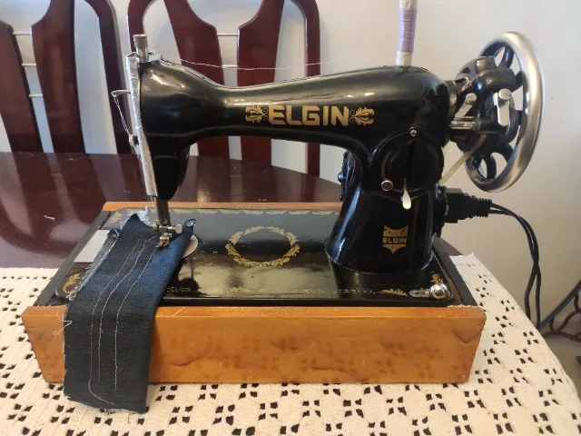 Maquina de Costura Antiga Elgin, em ótimo estado, um ponto bem regulado, é pegar e usar 