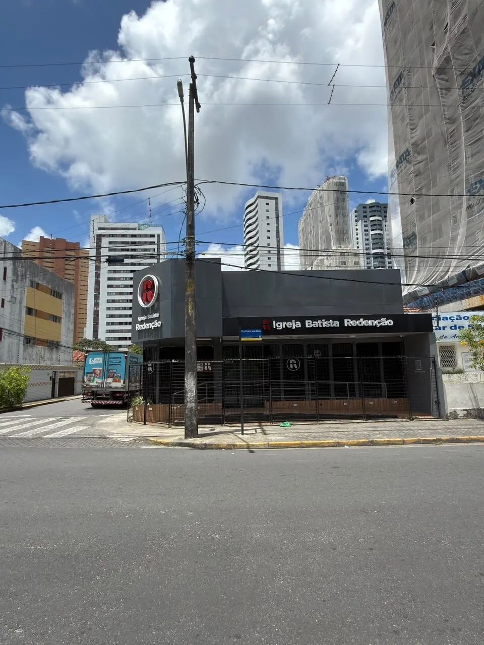 PRÉDIO COMERCIAL DE ESQUINA PRONTO PARA USO PARA VÁRIAS ATIVIDADES