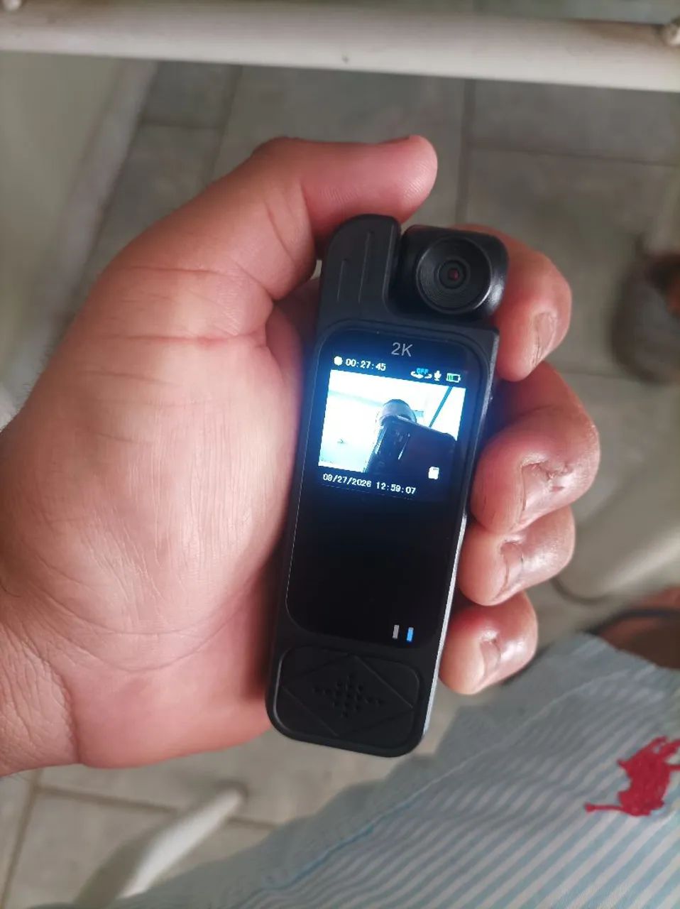 Mini câmera aporta 2k imagen e áudio muito boa 