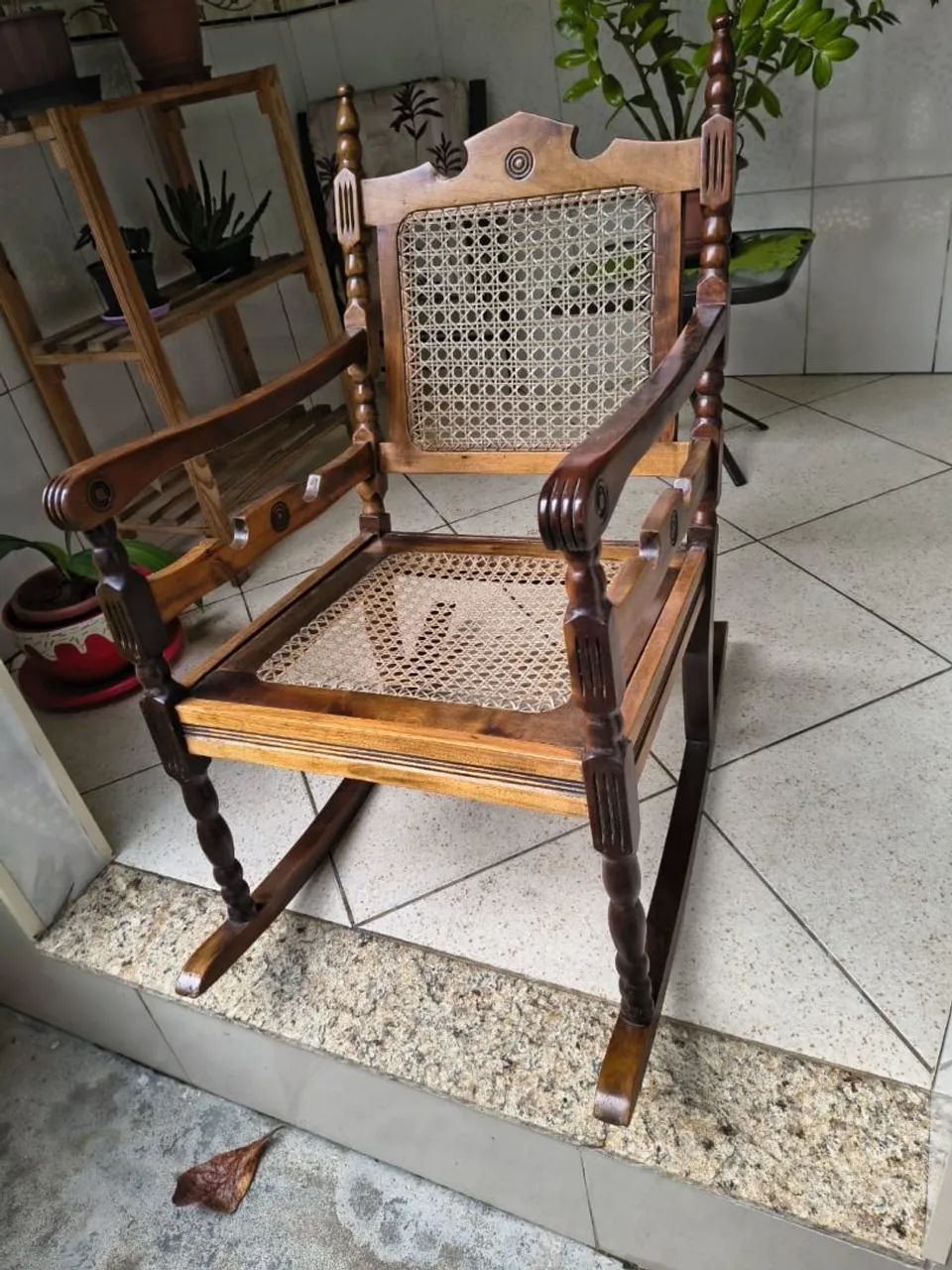 Cadeira de Balanço Madeira Maciça Retrô - Foto 2