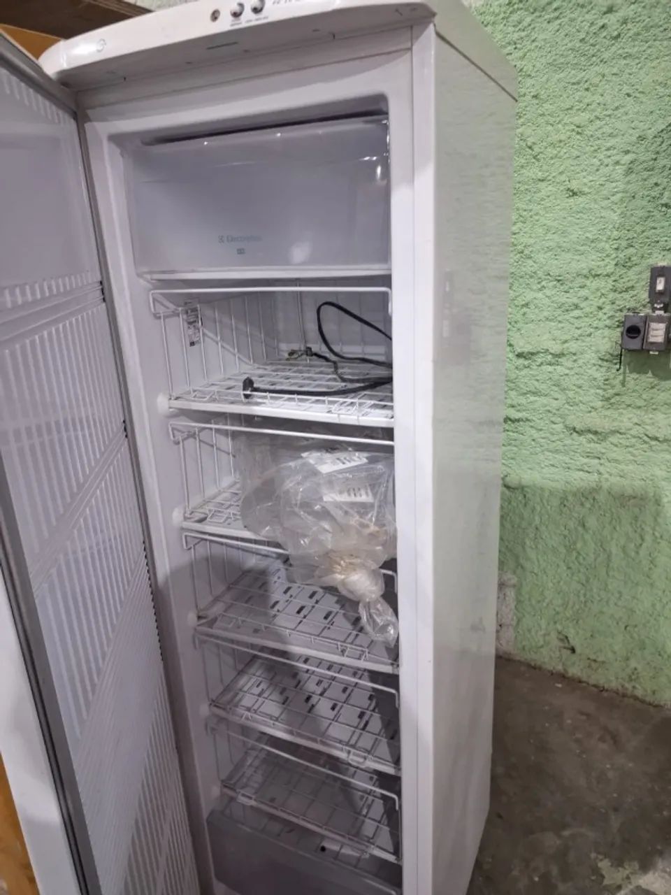 Freezer Vertical Electrolux FE26 capacidade 253L - 220V - Foto 3