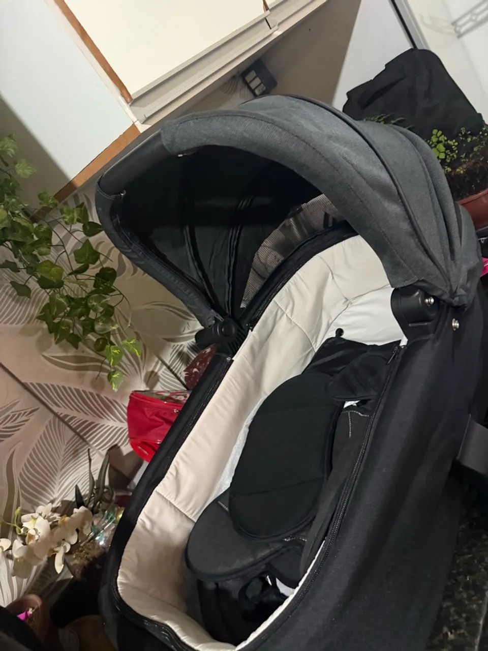 Carrinho de bebê com bebê conforto e moisés  - Foto 3