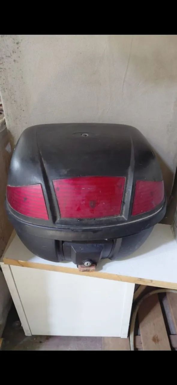 Vendo Bau de moto e escapamento 