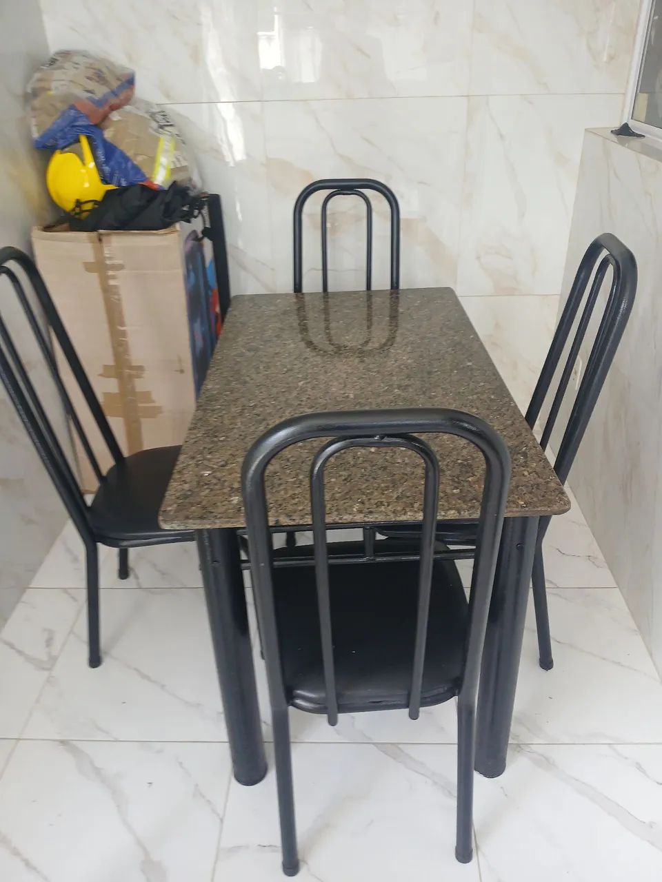 Mesa de granito com 4 cadeiras