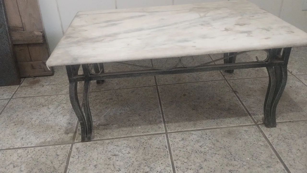 Vendo mesa de mármore base de metal 