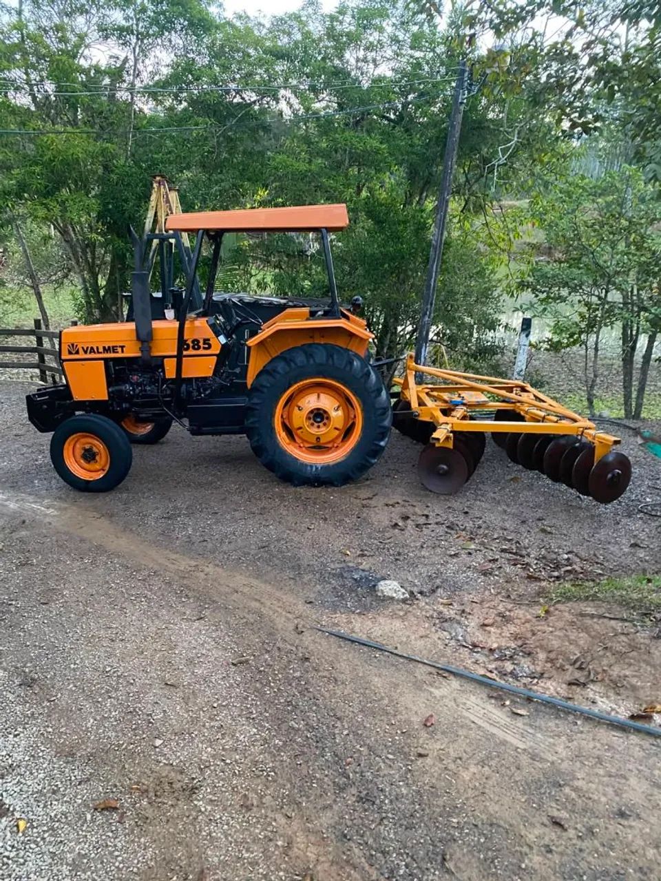 Trator valmet 685 com implementos  - Foto 4