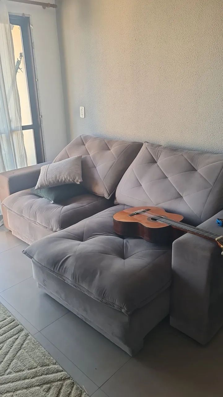 Retractable navy blue sofa in the center of Suzano
