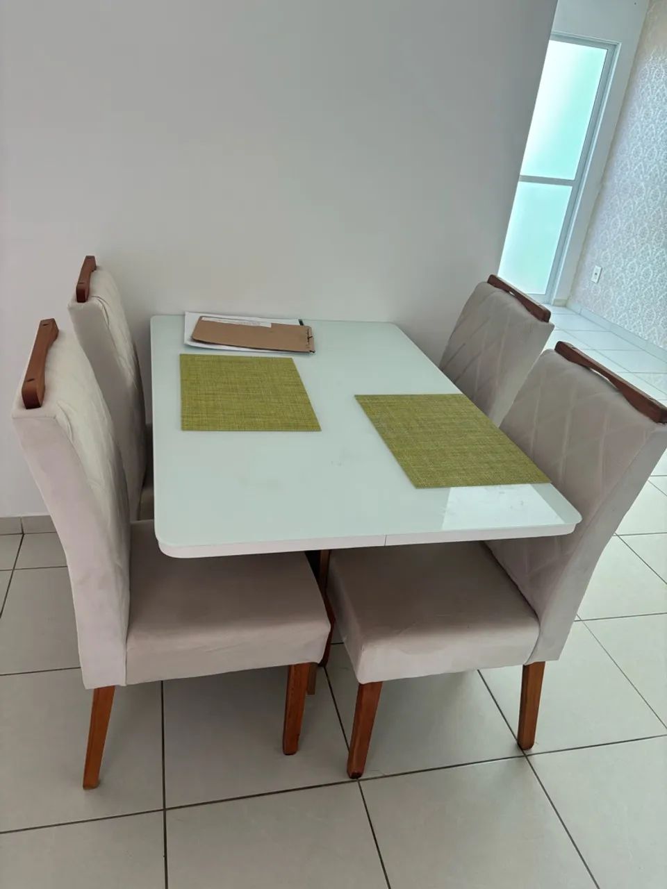 Mesa com 4 cadeiras 