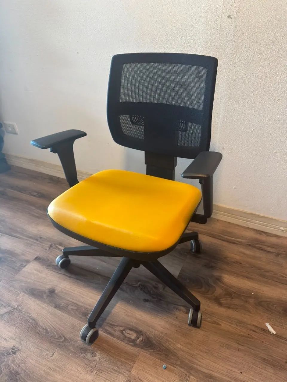 Cadeira de escritório Plaxmetal Brizza Executive - Excelente Estado