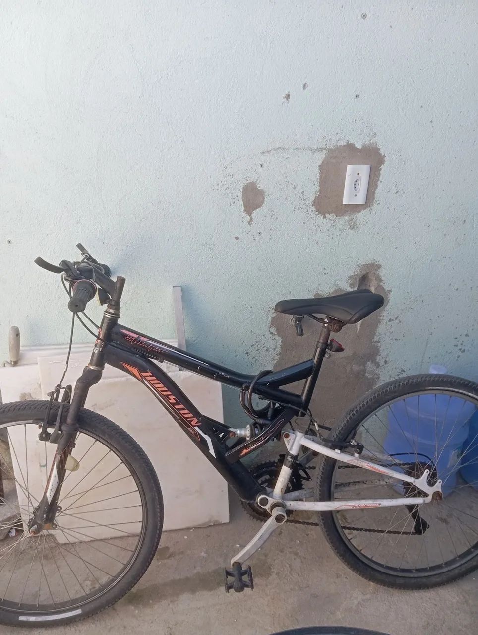 Vendo bicicleta com marcha e mola suspensora - Foto 3