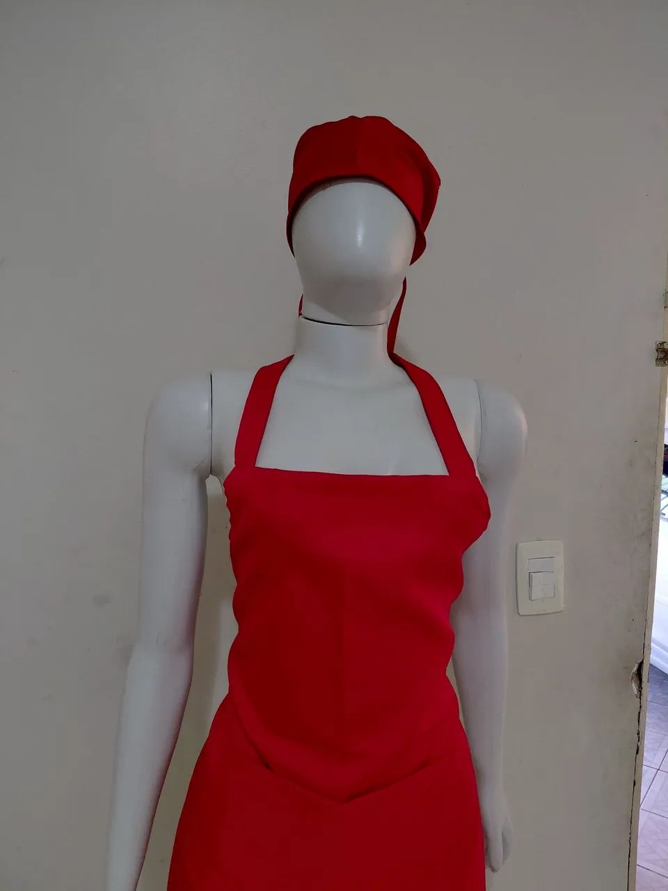 Conjunto de avental e touca.